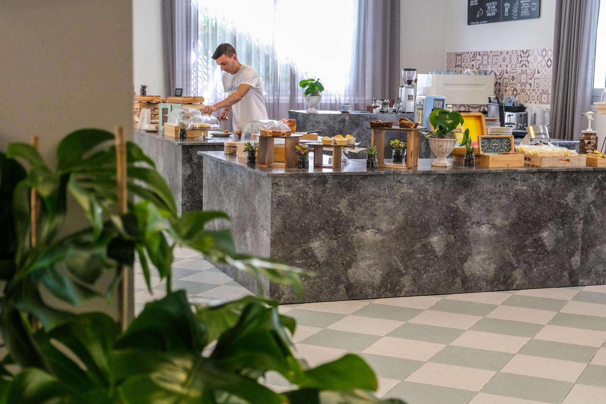 קרביה Hotel Vienna מראה חיצוני תמונה