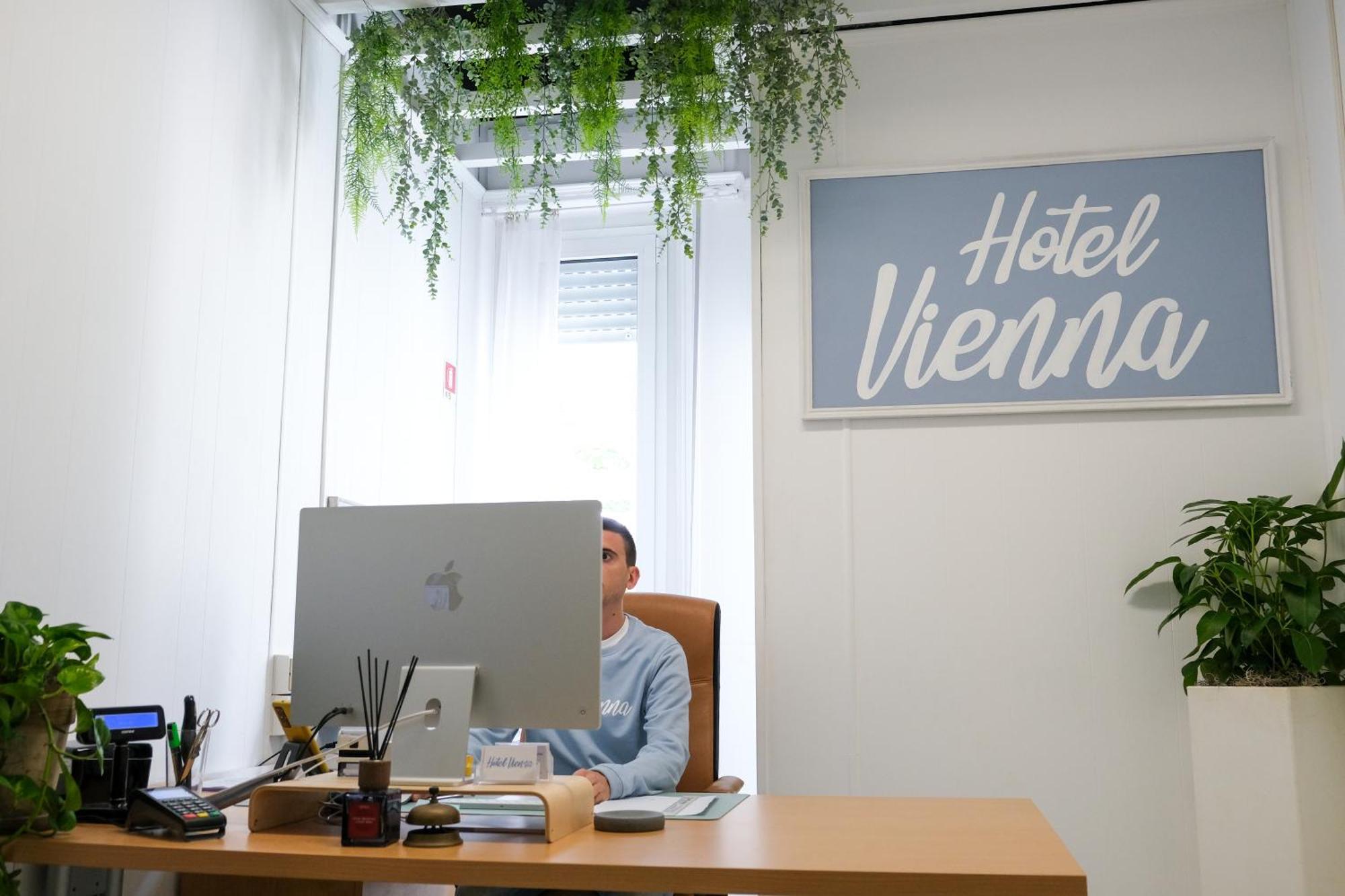 קרביה Hotel Vienna מראה חיצוני תמונה